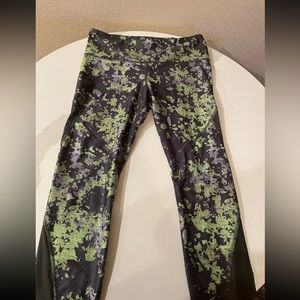 Under Armour UA HeatGear Camo Crop  Gray And Army Green  Women's Large Leggings